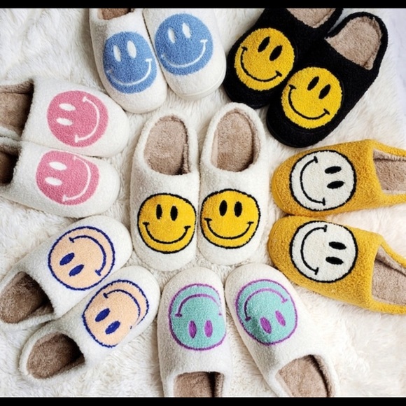 NEW SMILEY FACE SLIPPERS SHERPA COMFORTABLE PINK YELLOW PURPLE BLUE PREPPY COMFY - Picture 2 of 8